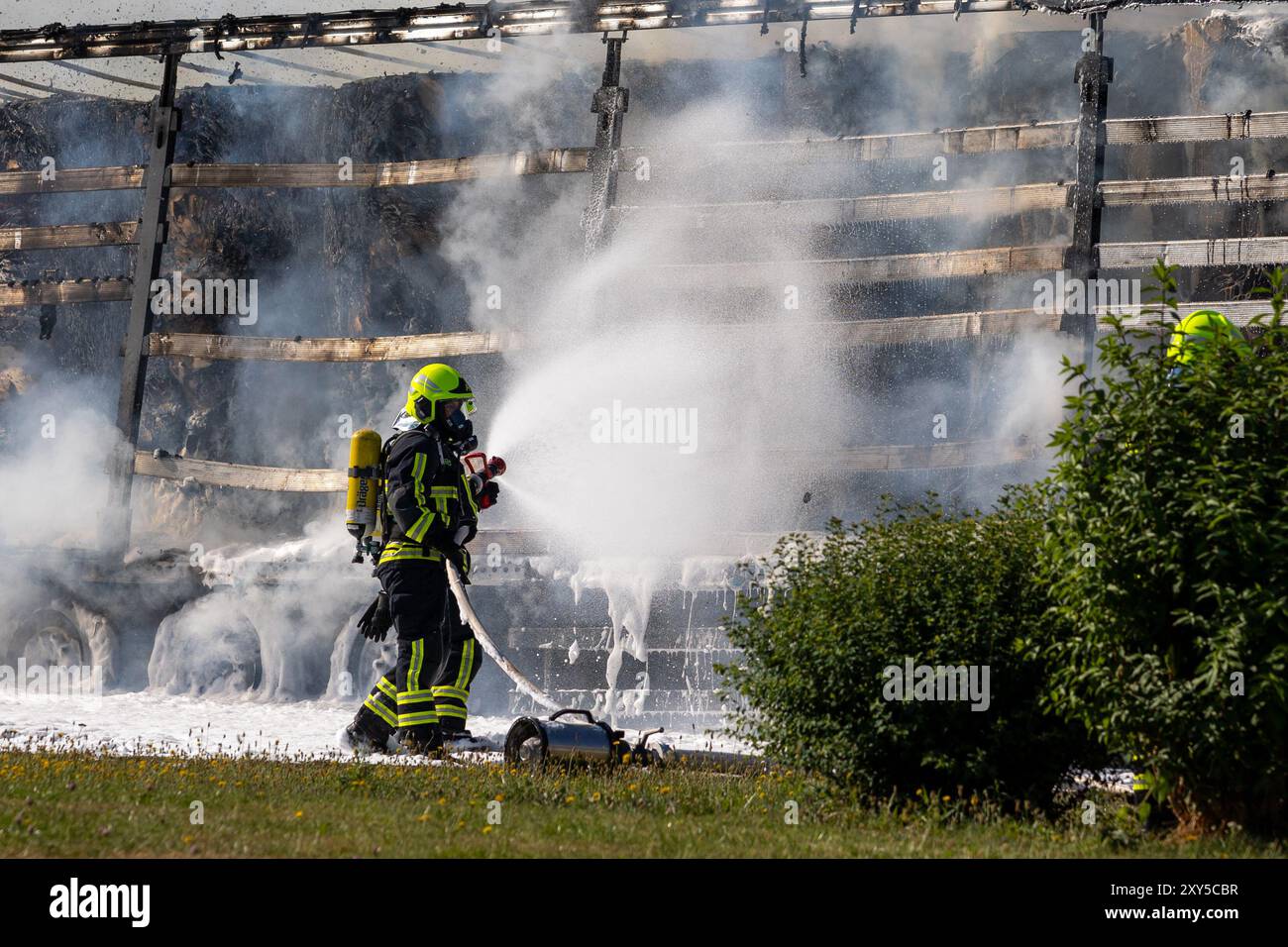 LKW steht in Flammen Stock Photo