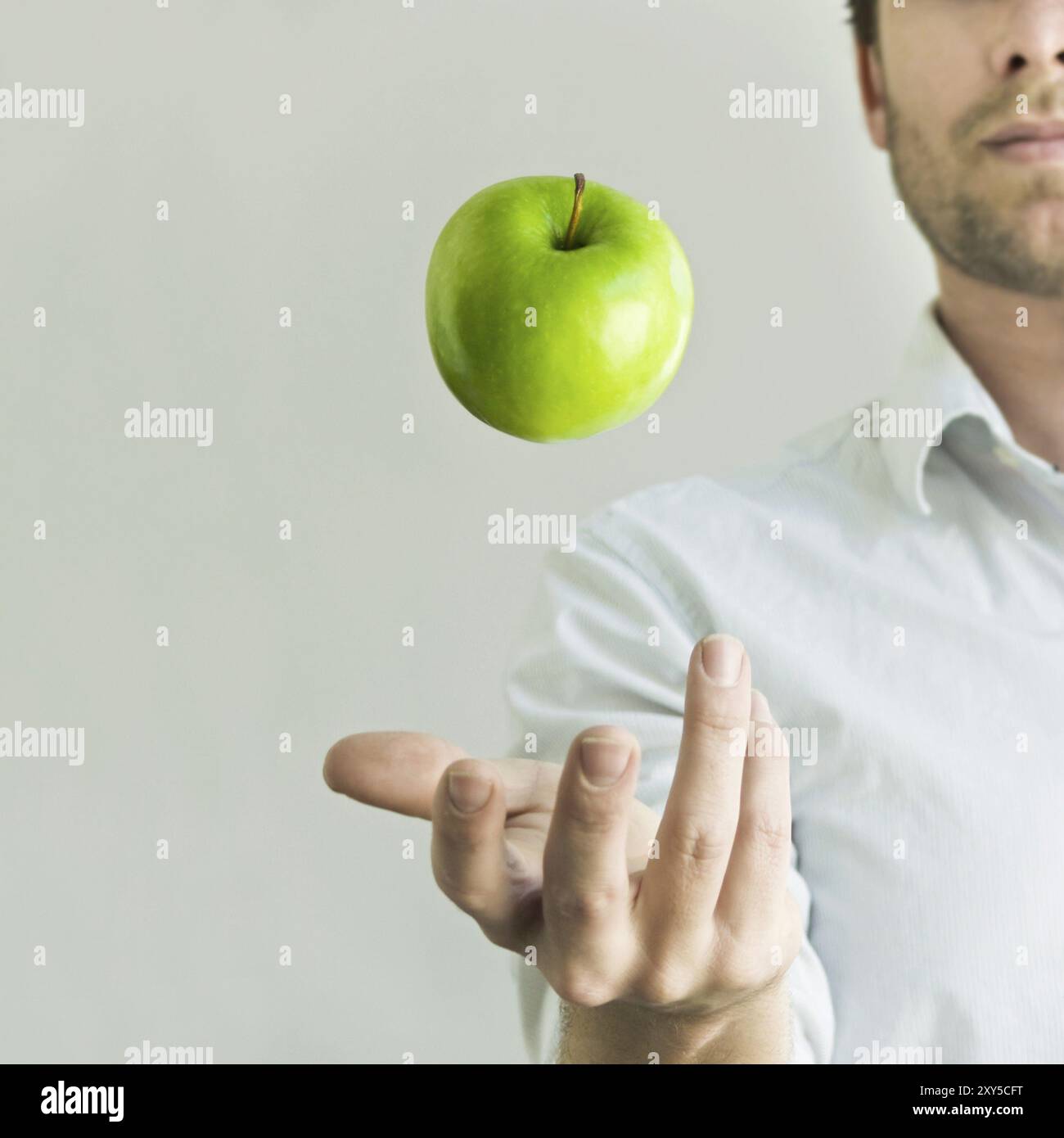 MANN WIRFT 20 GOLDBARREN IN DEN M LL intelligence overview