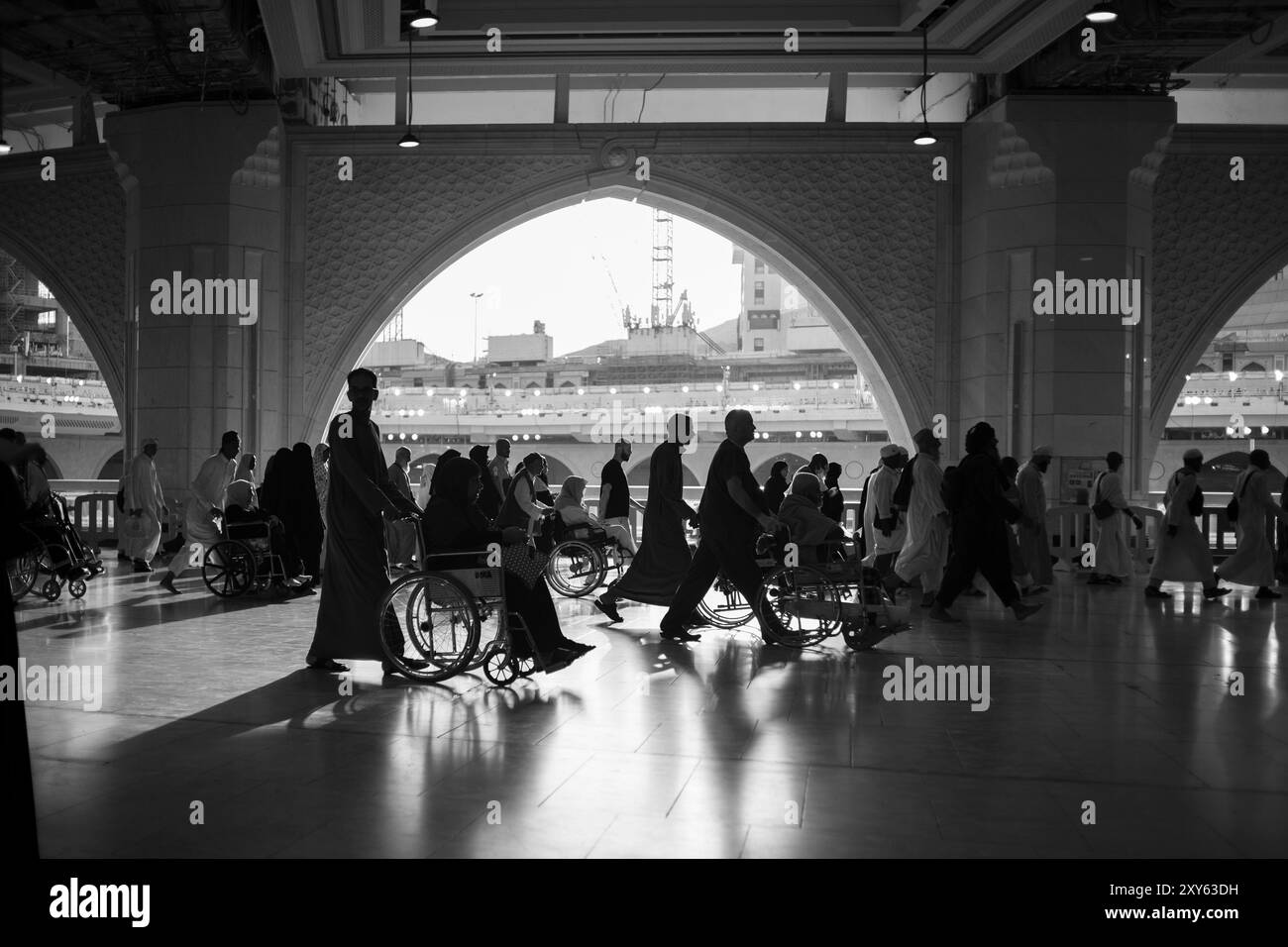 Silhouette of muslim pilgrims performing circumambulation of Kaaba ...