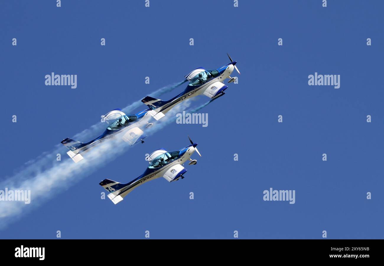 Airplane smoke climb hi-res stock photography and images - Alamy