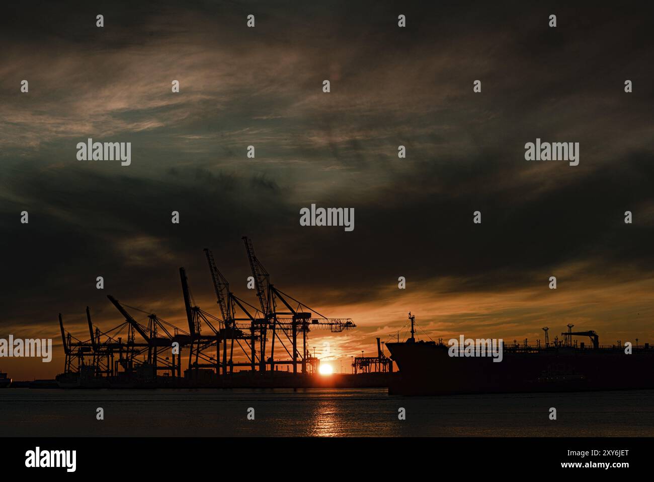 A large empty container ship hi-res stock photography and images - Alamy