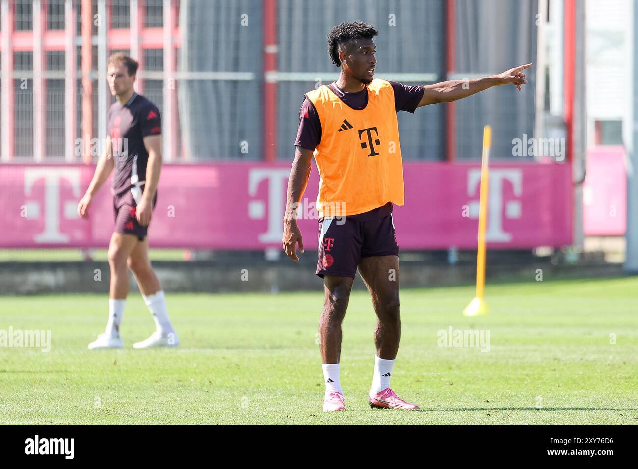 Kingsley Coman (FC Bayern Muenchen, 11) zeigt, zeigend,   Oeffentliches Training, FC Bayern Muenchen, Fussball, Saison 24/25, 28.08.2024,    Foto: Eibner-Pressefoto/Jenni Maul Stock Photo