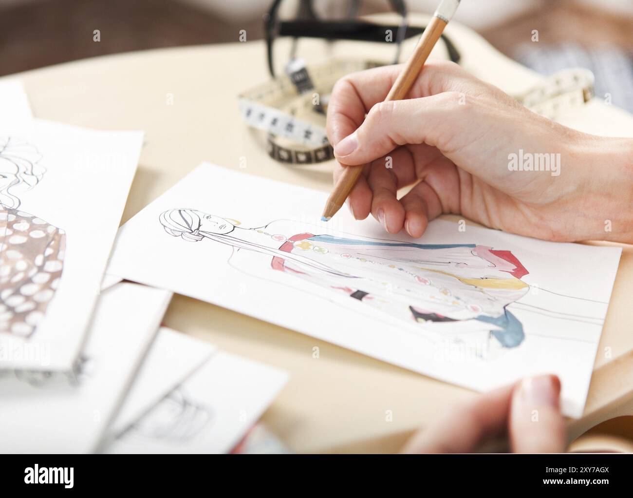 Hands female tailor drawing hi-res stock photography and images - Alamy