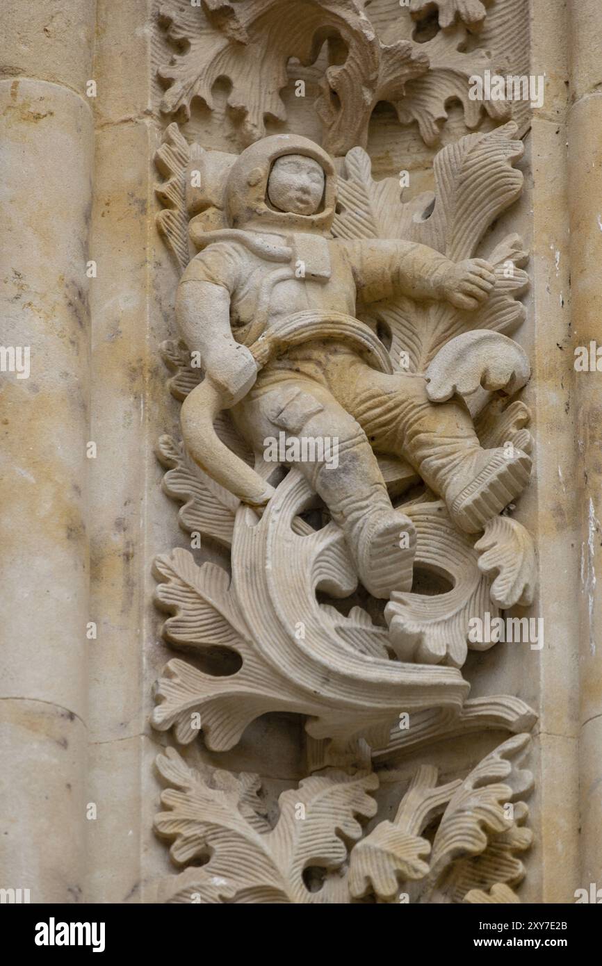 Figura de astronauta hi-res stock photography and images - Alamy, image size:866x1390