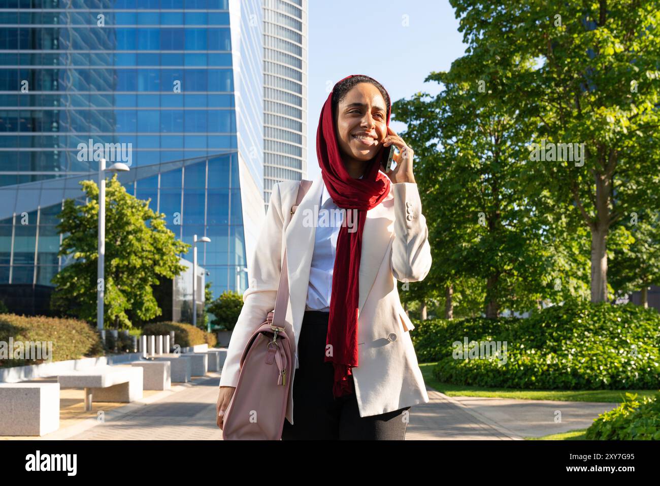Arab female business suit hi-res stock photography and images - Alamy