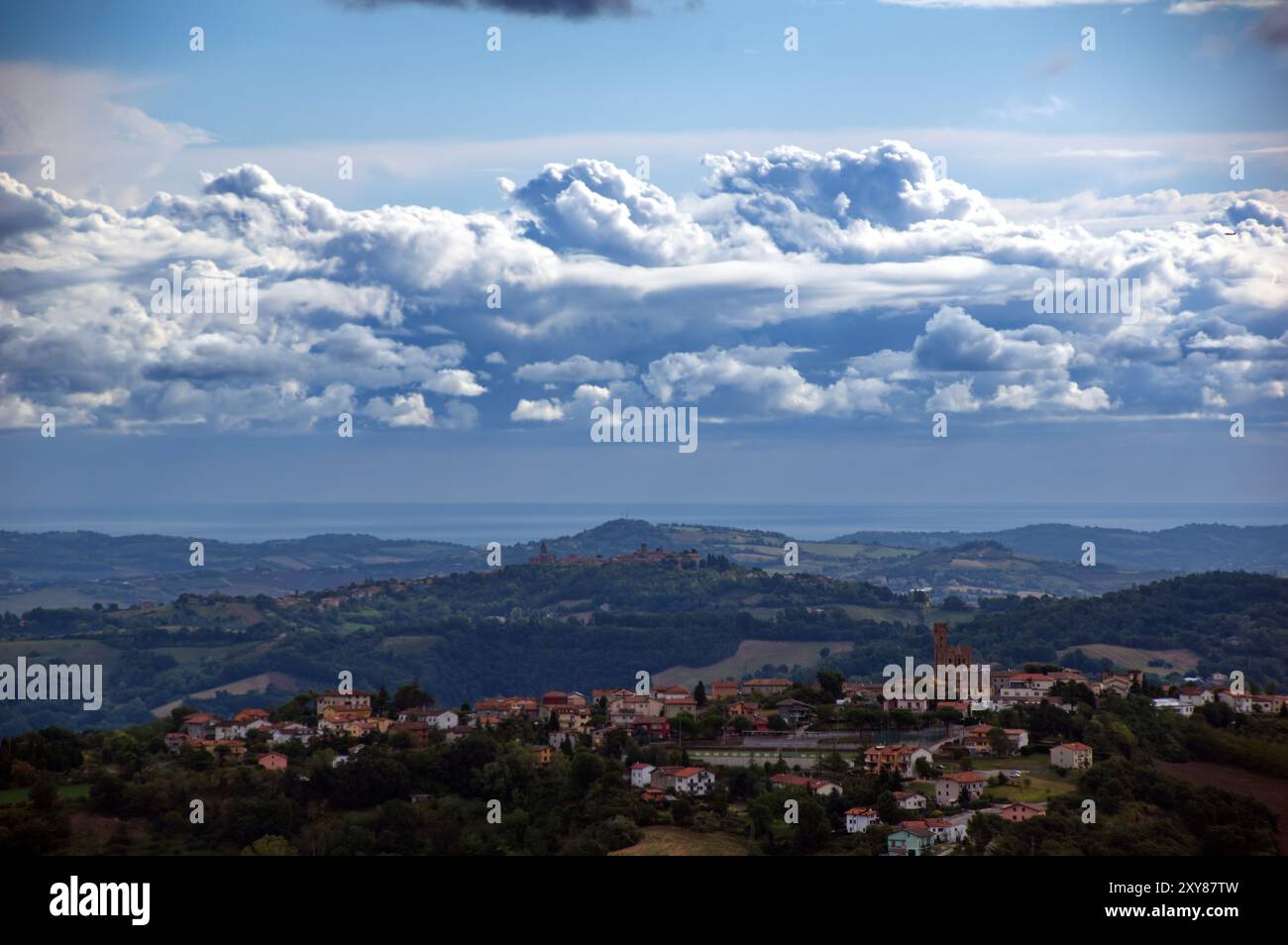 Cielo con una nuvola hi-res stock photography and images - Alamy