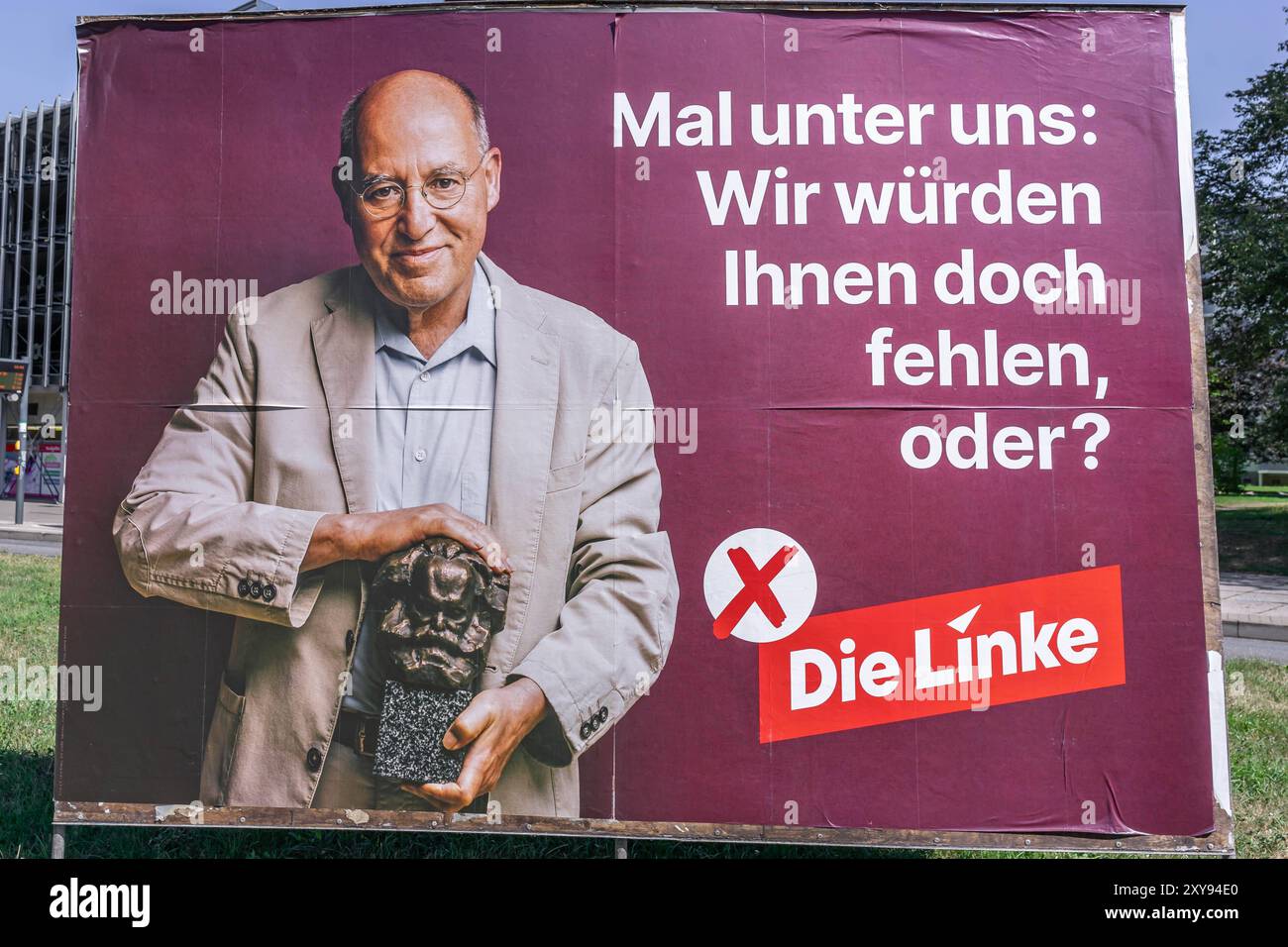 Deutschland 2024: Wahlplakate für die Landtagswahl 2024 in Sachsen Im Bild: Ein Wahlplakat der Die Linke, mal unter uns, wir würden ihnen doch fehlen, oder Sachsen *** Germany 2024 Election posters for the 2024 state election in Saxony In the picture An election poster of Die Linke, just between us, they would miss us, wouldnt they Saxony Copyright: xFotostandx/xNachtigallx Stock Photo