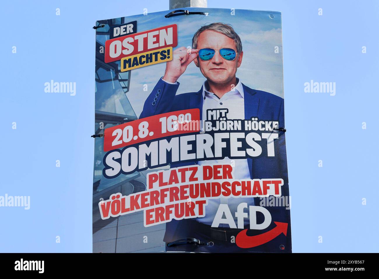 Ein Wahlplakat der Partei AfD mit einem Bild von Bjoern Hoecke ist an