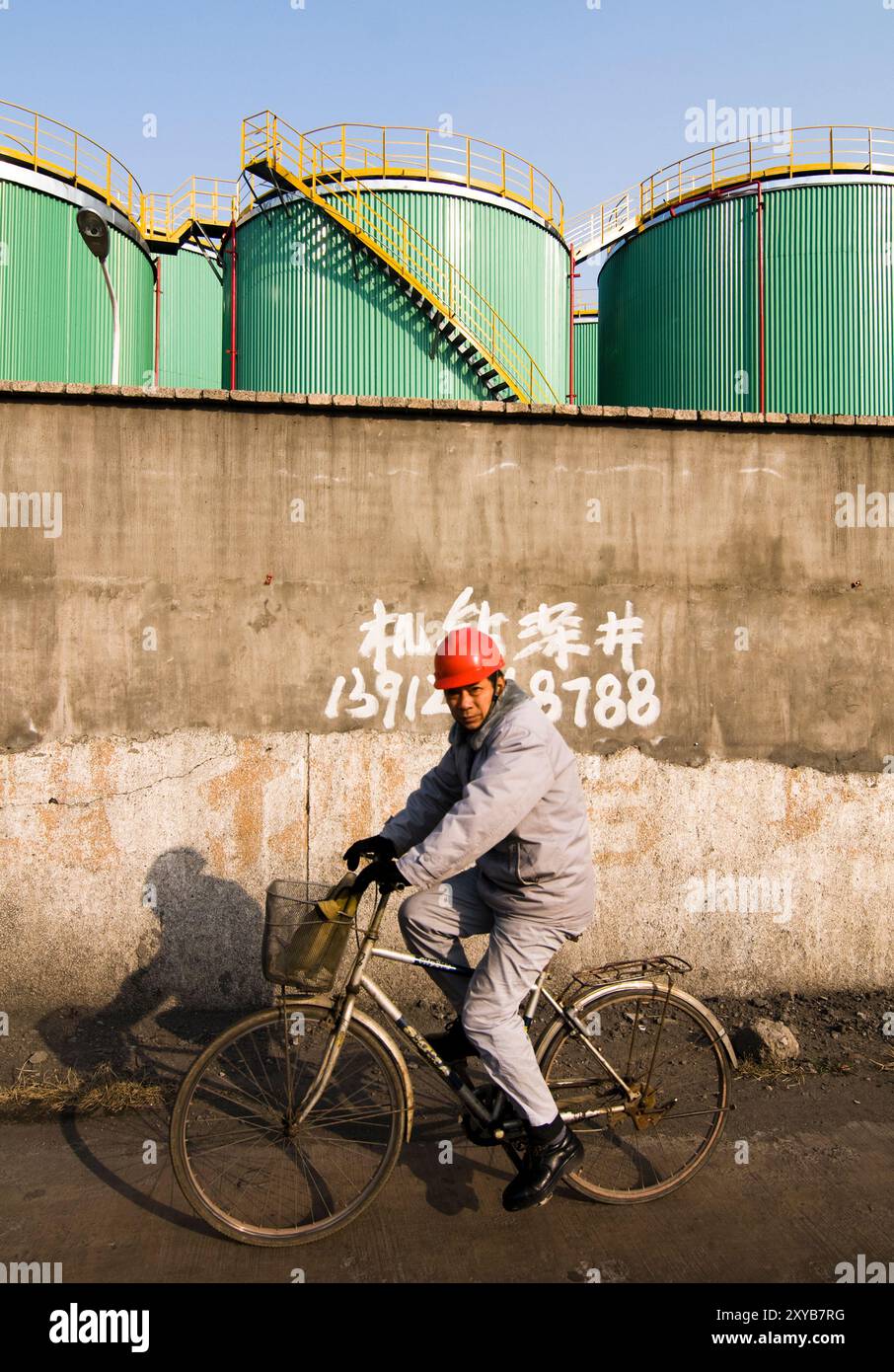 China construction worker hi-res stock photography and images - Alamy
