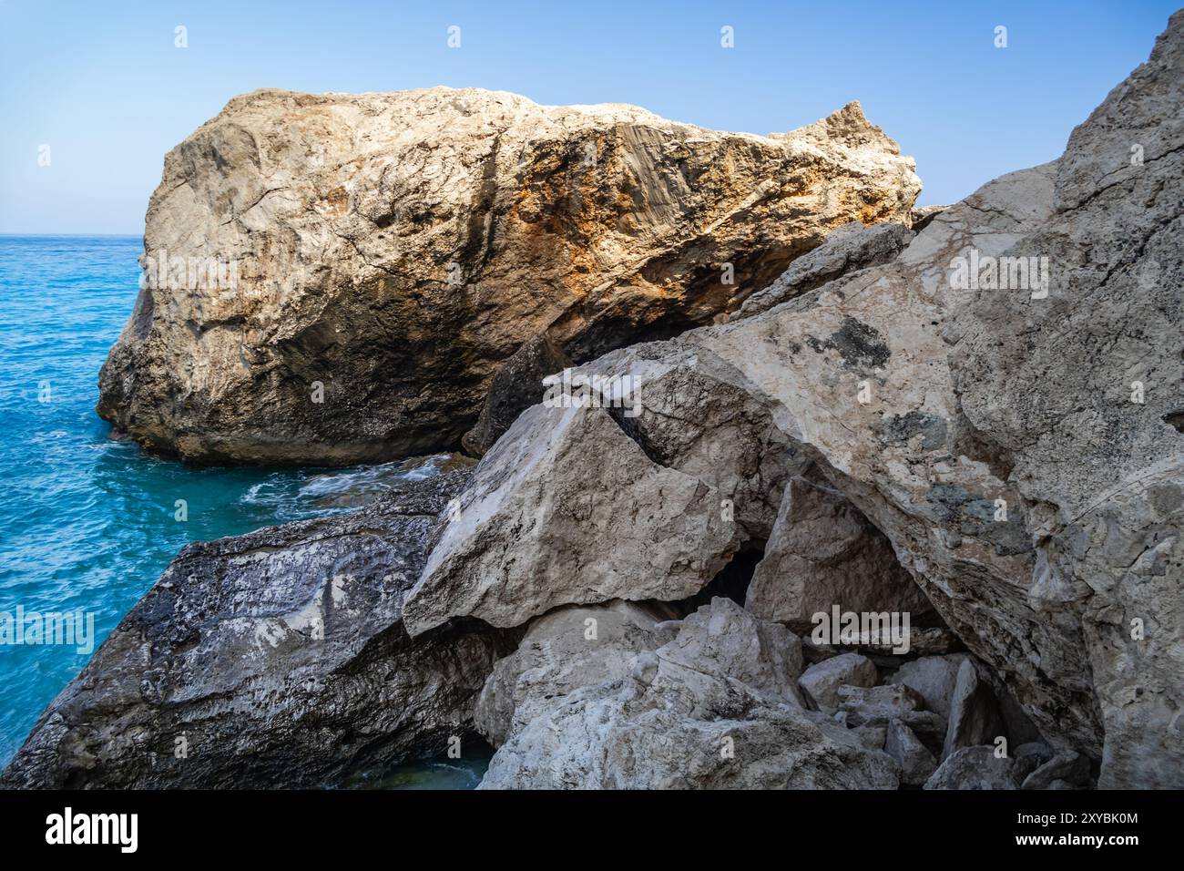 Waves break on rocks beach hi-res stock photography and images - Alamy