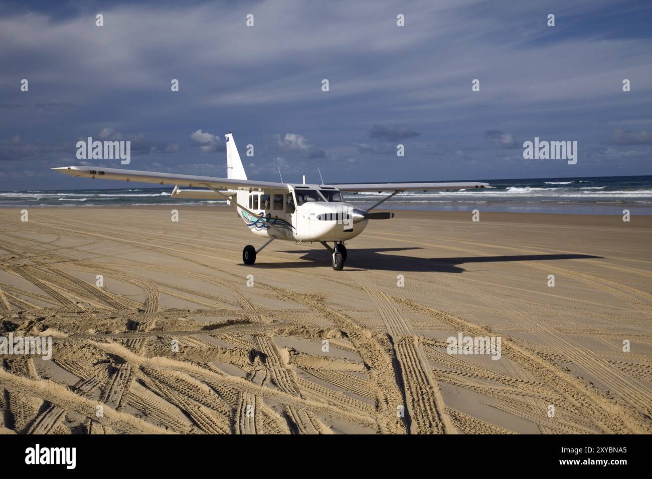Aeroplane landing beach hi-res stock photography and images - Alamy