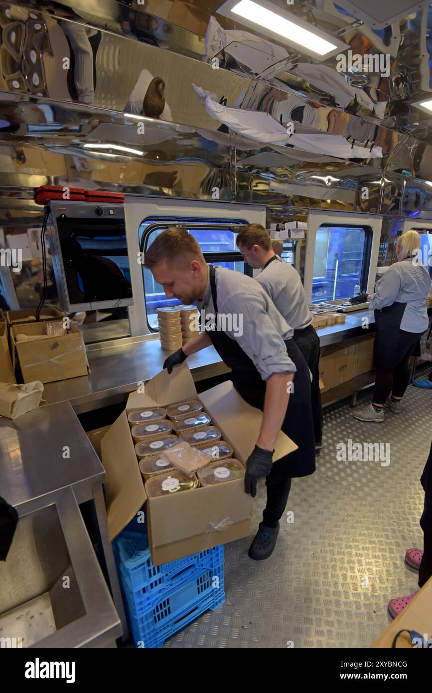 Volunteer staff preparing meals for conflict areas in the Howard G Buffet Foundation funded Food Train at Kharkiv Station, Ukraine, May 2024 Stock Photo