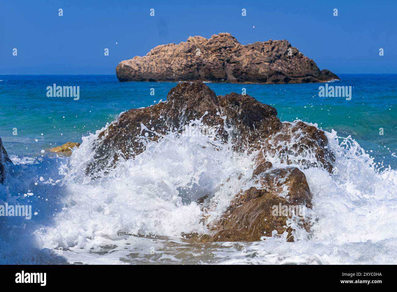 Rocks and waves hi-res stock photography and images - Alamy
