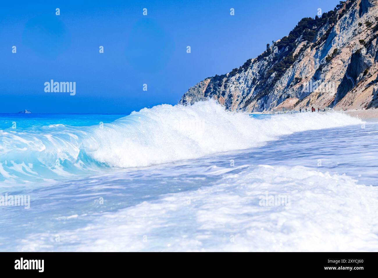 Splashing wave rocky beach hi-res stock photography and images - Alamy