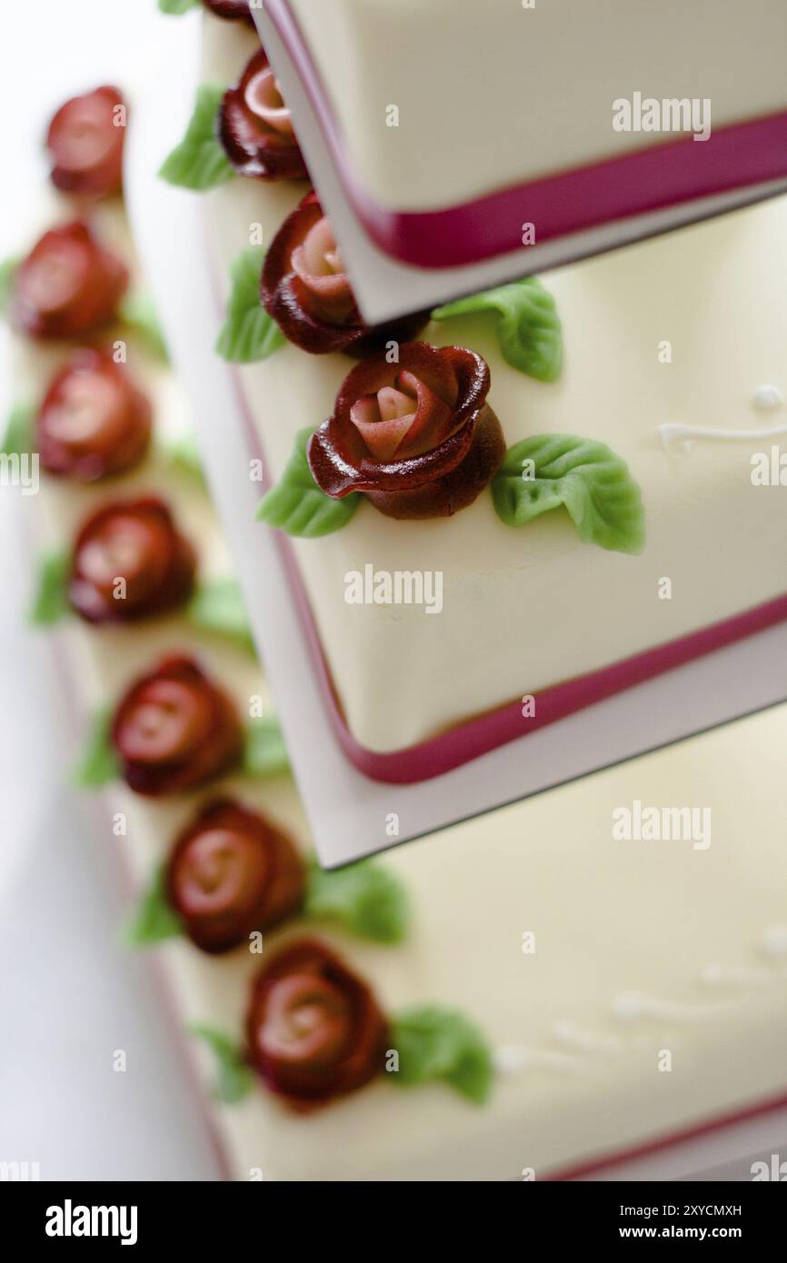 Floral adorned wedding cake hi-res stock photography and images - Alamy