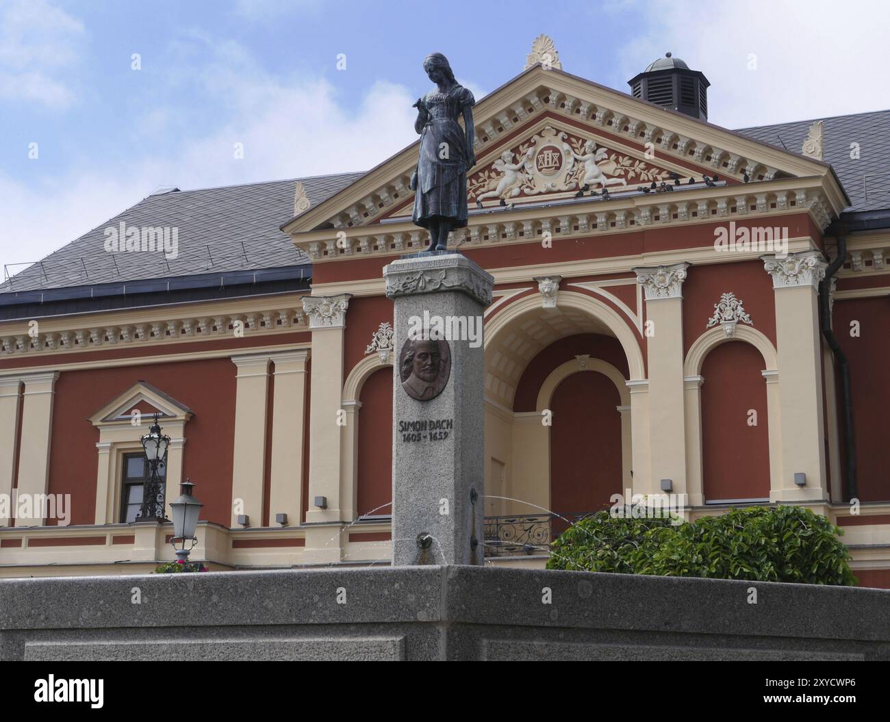 Historic town theatre with the Simon-Dach fountain and the statue of Anne of Tharau. The Drama theatre of Klaip?da (est. 1803, current building 1857) Stock Photo