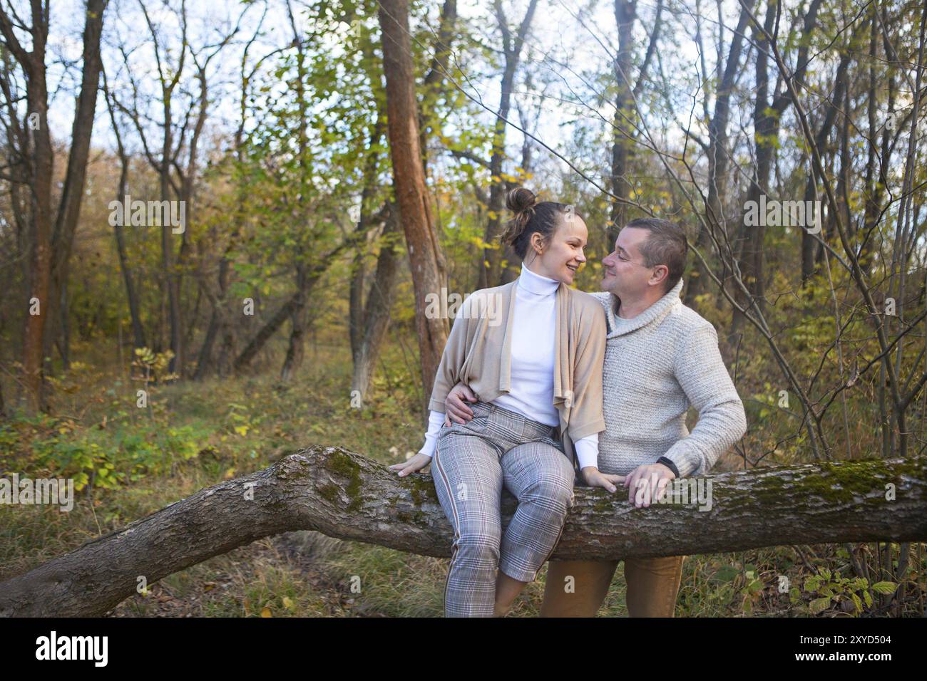 1930s couple embrace hi-res stock photography and images - Alamy