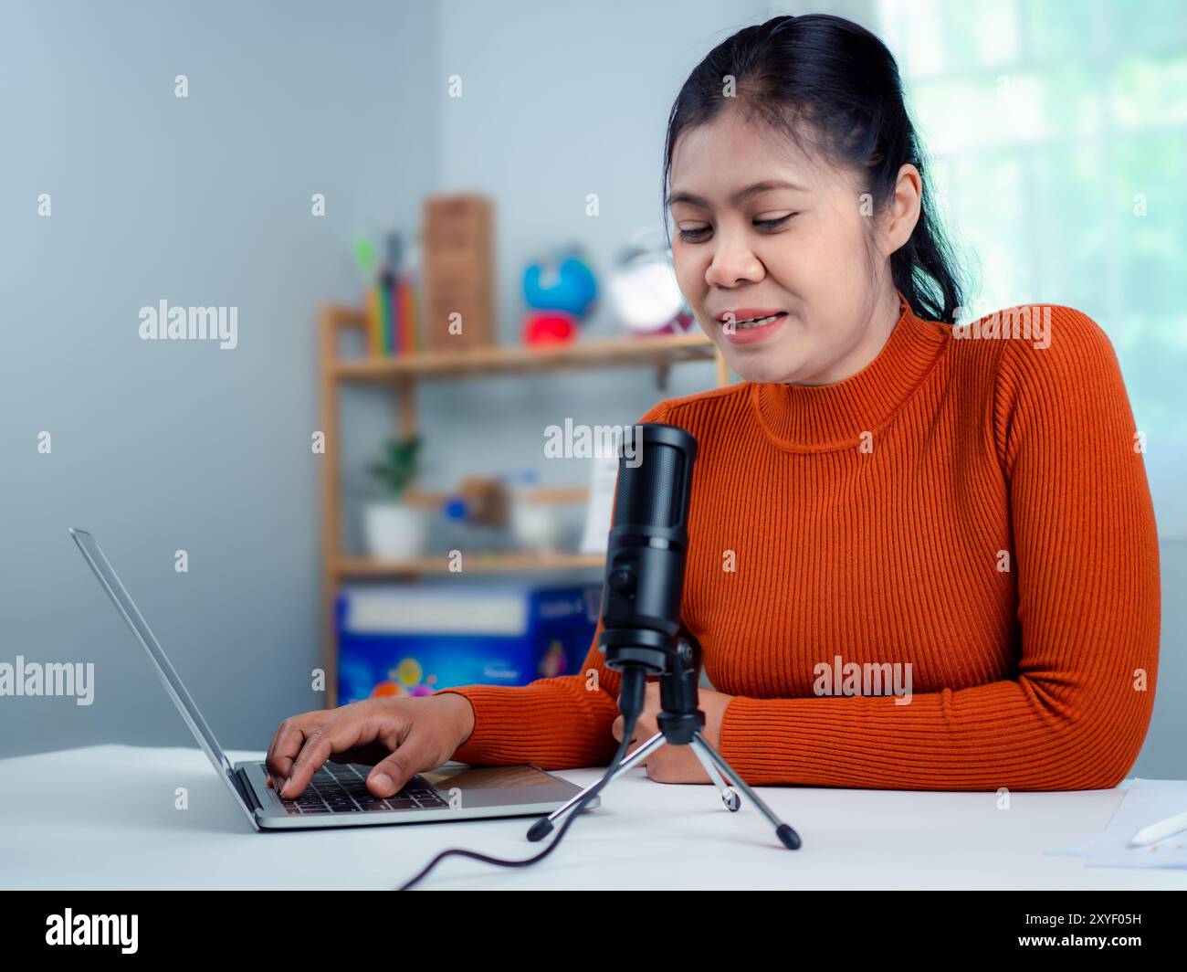 Talking Inot Mic Talking into microphone hi-res stock photography and images - Alamy