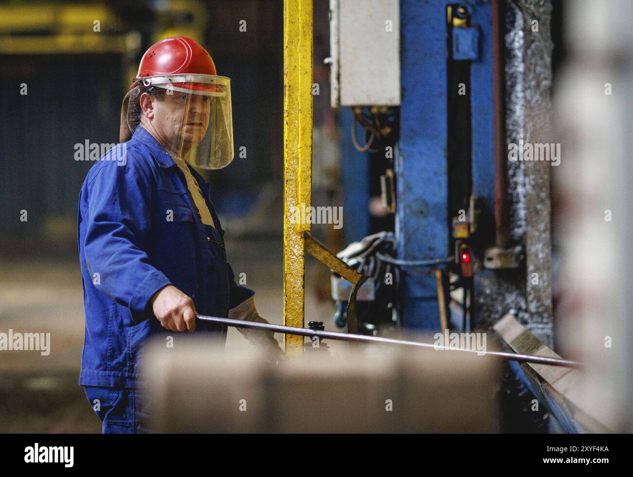 Ein Arbeiter steht an einem Kessel waehrend eines Verzinkungs-Vorgangs. Aufgenommen im Rahmen eines Pressetermins bei der Firma The Coatinc Company in Stock Photo