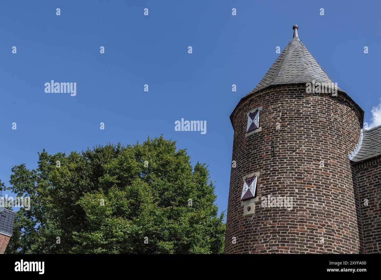Brick round tower hi-res stock photography and images - Alamy