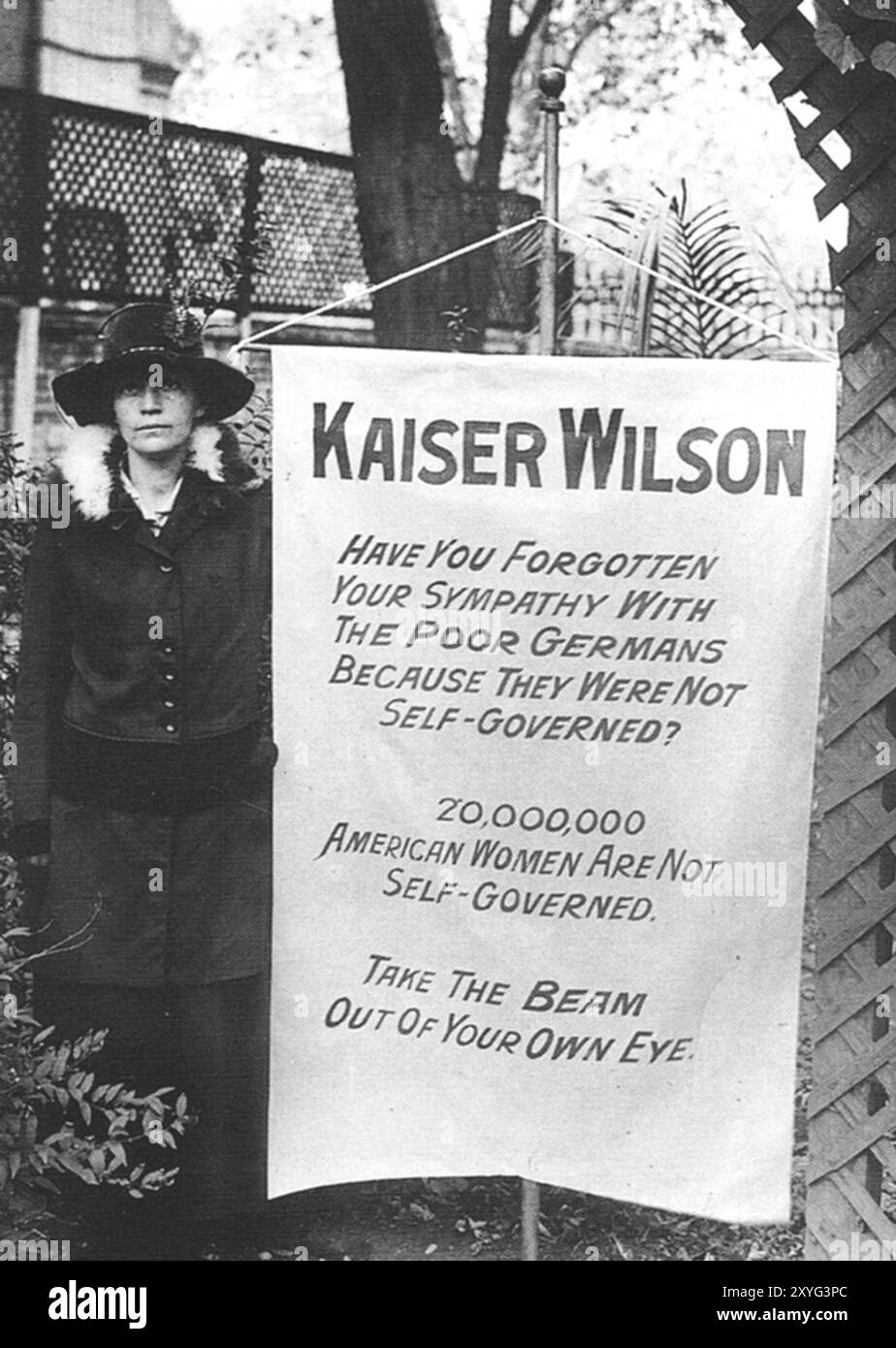 Suffragist with banner, Washington DC, 1918 Stock Photo