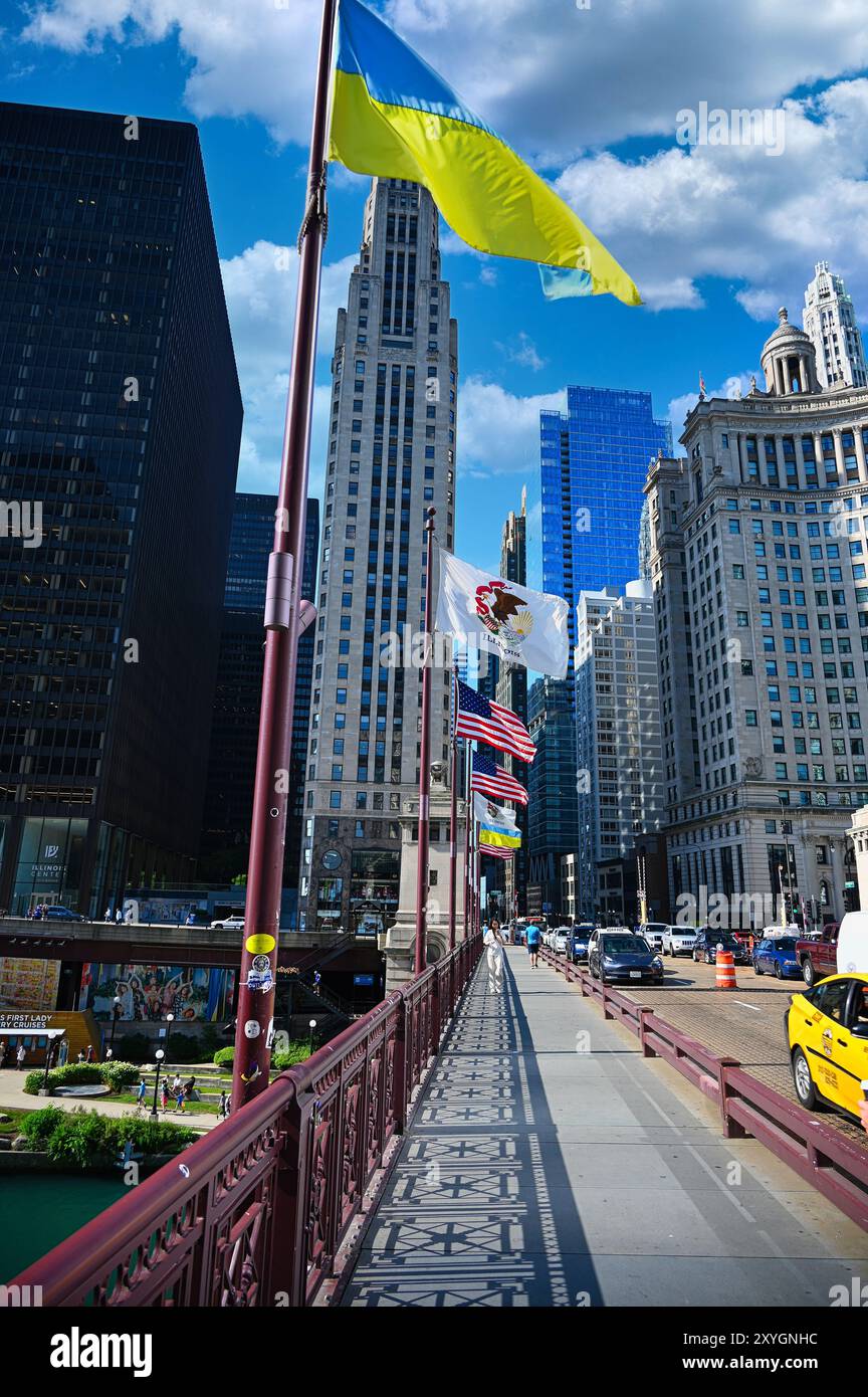 Views of the architecture from the Chicago River Stock Photo - Alamy