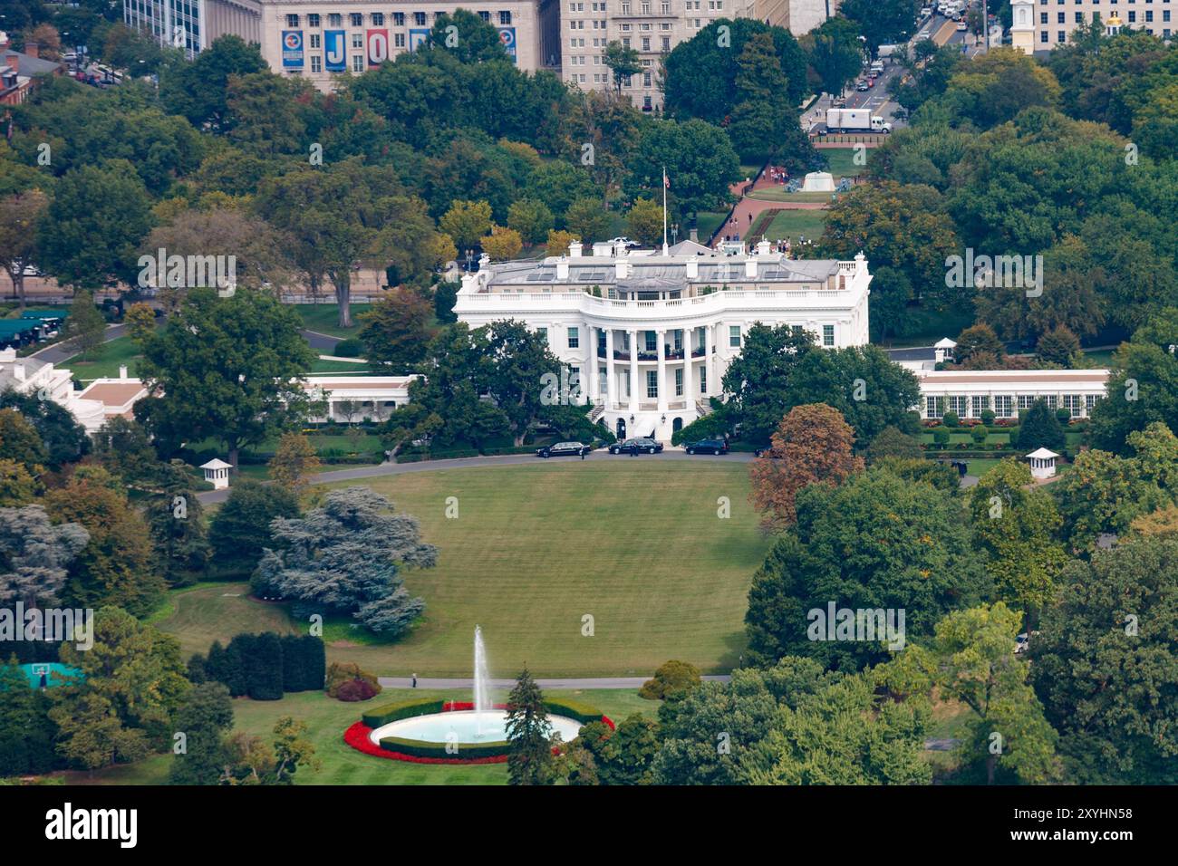 The fountain at the Presidents Park and the White House in Washington ...
