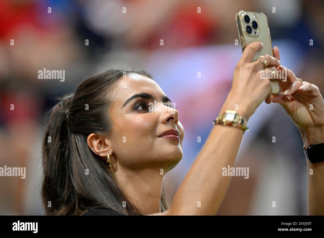 Moderatorin Journalistin Lea Wagner Portrait Selfie mit Smartphone    1. FC Heidenheim 1846 FCH vs BK Haecken 29.08.2024 Conference League  DFL REGULATIONS PROHIBIT ANY USE OF PHOTOGRAPHS AS IMAGE SEQUENCES AND/OR QUASI-VIDEO Stock Photo