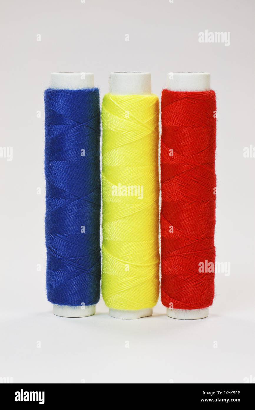 Different coloured sewing thread Stock Photo - Alamy