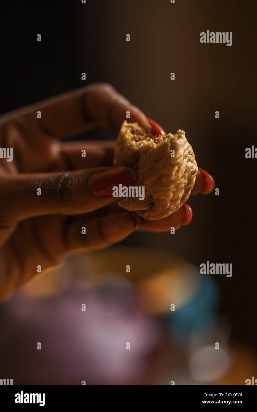 Hand holding figs hi-res stock photography and images - Alamy
