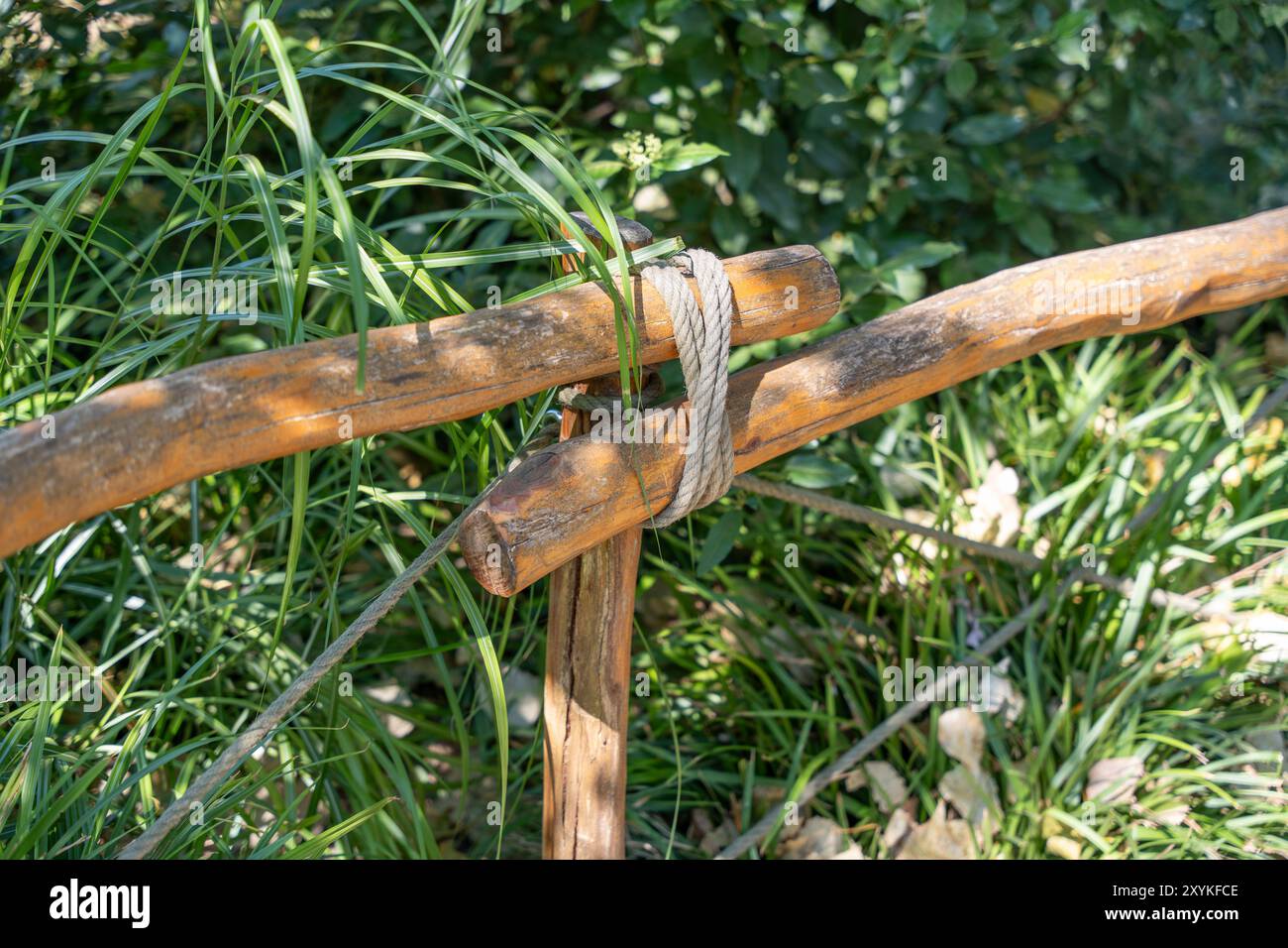Rope fence wooden posts hi-res stock photography and images - Alamy
