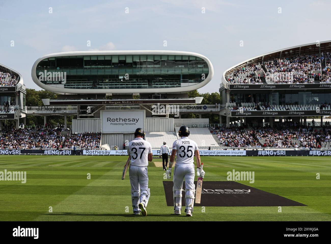 Gus Atkinson of England and Matthew Potts of England walk out to bat during the England v Sri Lanka 2nd Rothesay Test Match Day 2 at Lords, London, United Kingdom, 30th August 2024  (Photo by Mark Cosgrove/News Images) Stock Photo