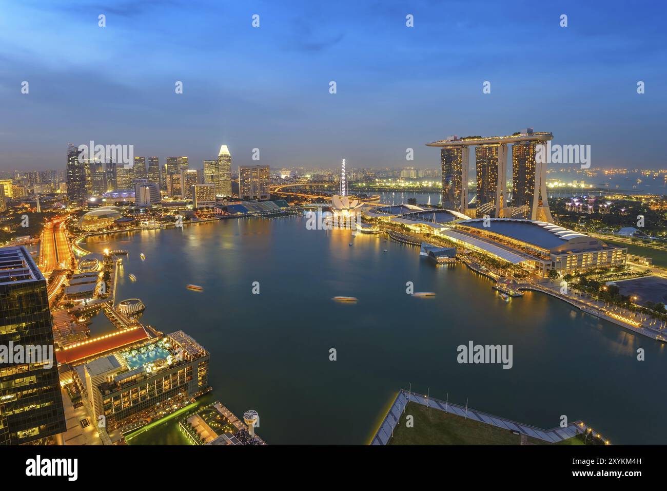 Night time flight over singapore hi-res stock photography and images ...