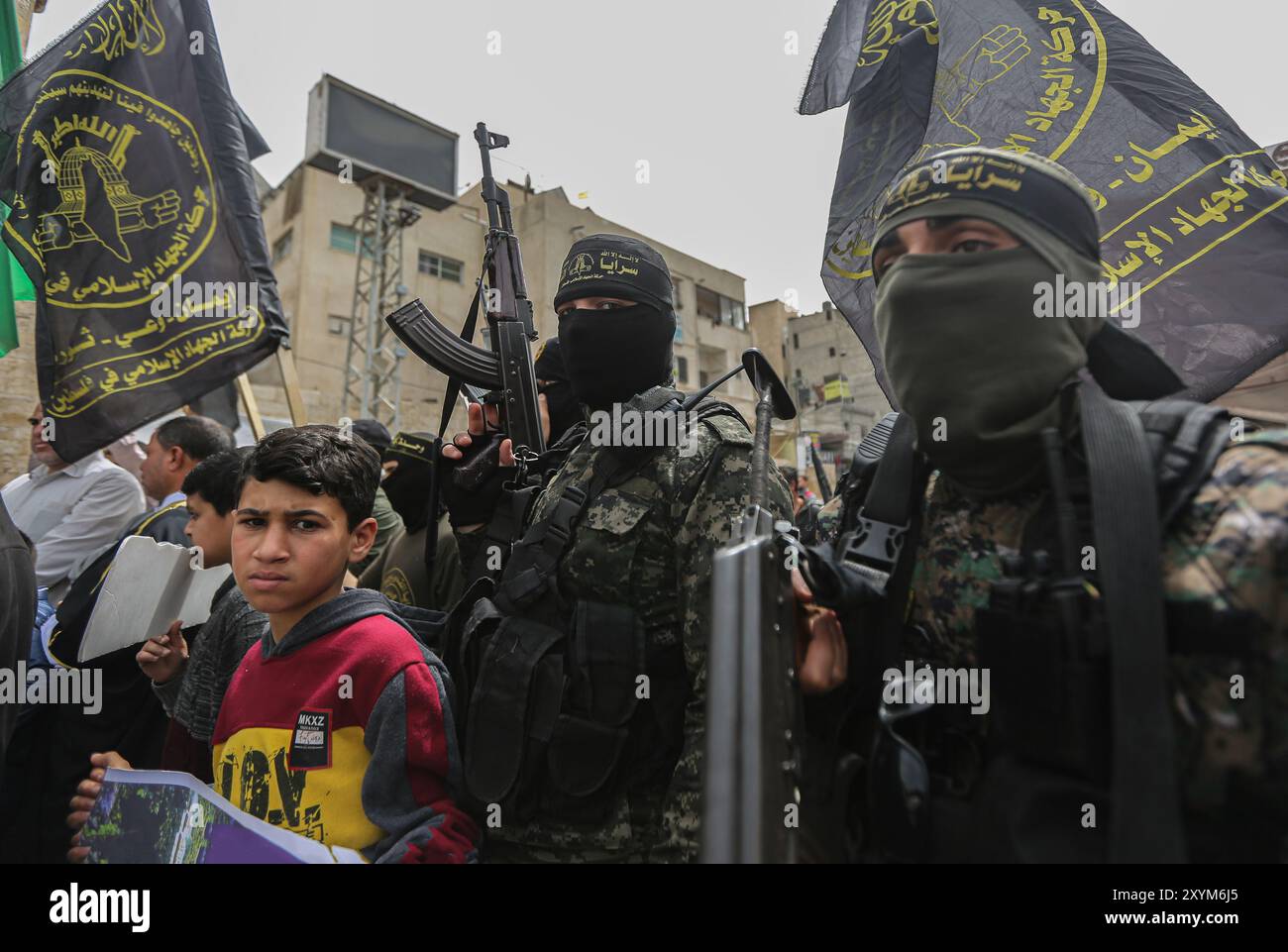 Khan Younis, Gaza Strip, Palestine. 08 April 2022. Members of the Al-Quds Brigades, the armed wing of Palestinian Islamic Jihad, attend an event in Khan Younis to pay respect to Raad Hazem, a 28-years-old Palestinian killed by Israeli forces on Friday. Raad Hazem, from the West Bank town of Jenin had allegedly opened fire in a Tel Aviv bar on Thursday night killing two people and injuring several others before being shot-dead on Friday. Thursday’s is the latest attack in a recent wave of violence between Palestinians and Israelis. While Israel blames such attacks on the Palestinians’ rejection Stock Photo