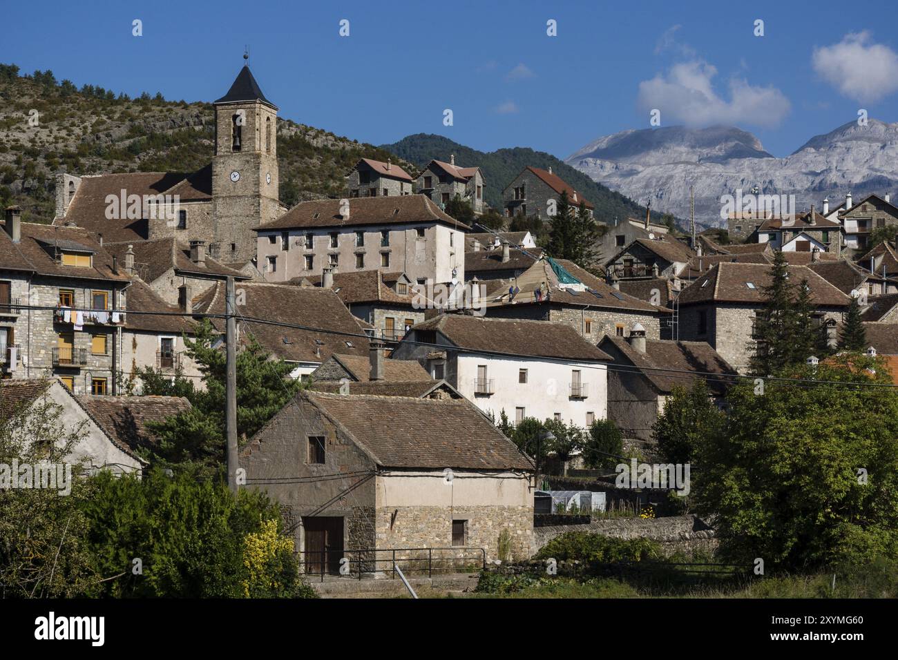 Iglesia de San Martin de Hecho, siglo XIX, valle de Hecho, pirineo aragones, Huesca, Spain, Europe Stock Photo