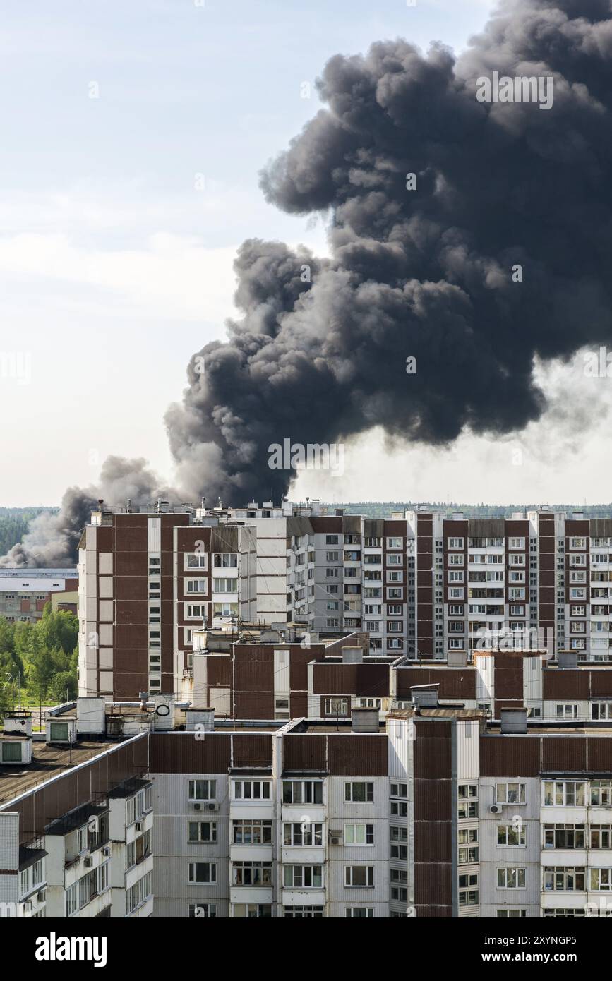 Black smoke from major fire hi-res stock photography and images - Alamy