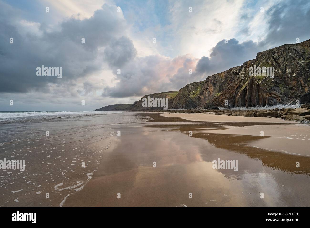 Sun rising over sandy beach hi-res stock photography and images - Alamy