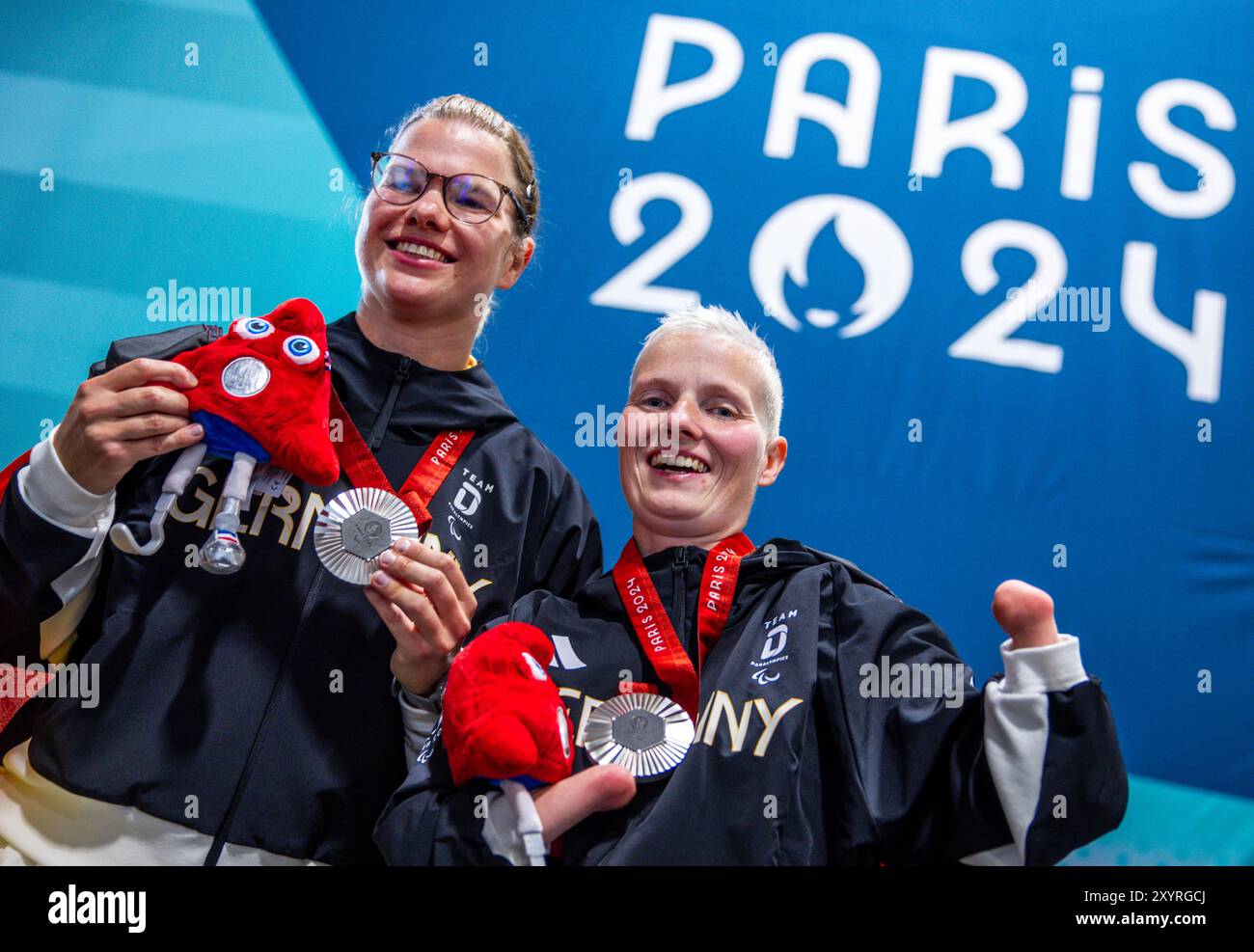 Paris, France. 30th Aug, 2024. Paralympics, Paris 2024, table tennis, doubles, WD14, women, final, South Paris Arena 4, The table tennis duo Stephanie Grebe (r) and Juliane Wolf (l) from Germany celebrate their silver medal at the Paralympics. The World Championship runners-up lost 3-1 to the favored team from China in the final of the doubles class WD14. Credit: Jens Büttner/dpa/Alamy Live News Stock Photo