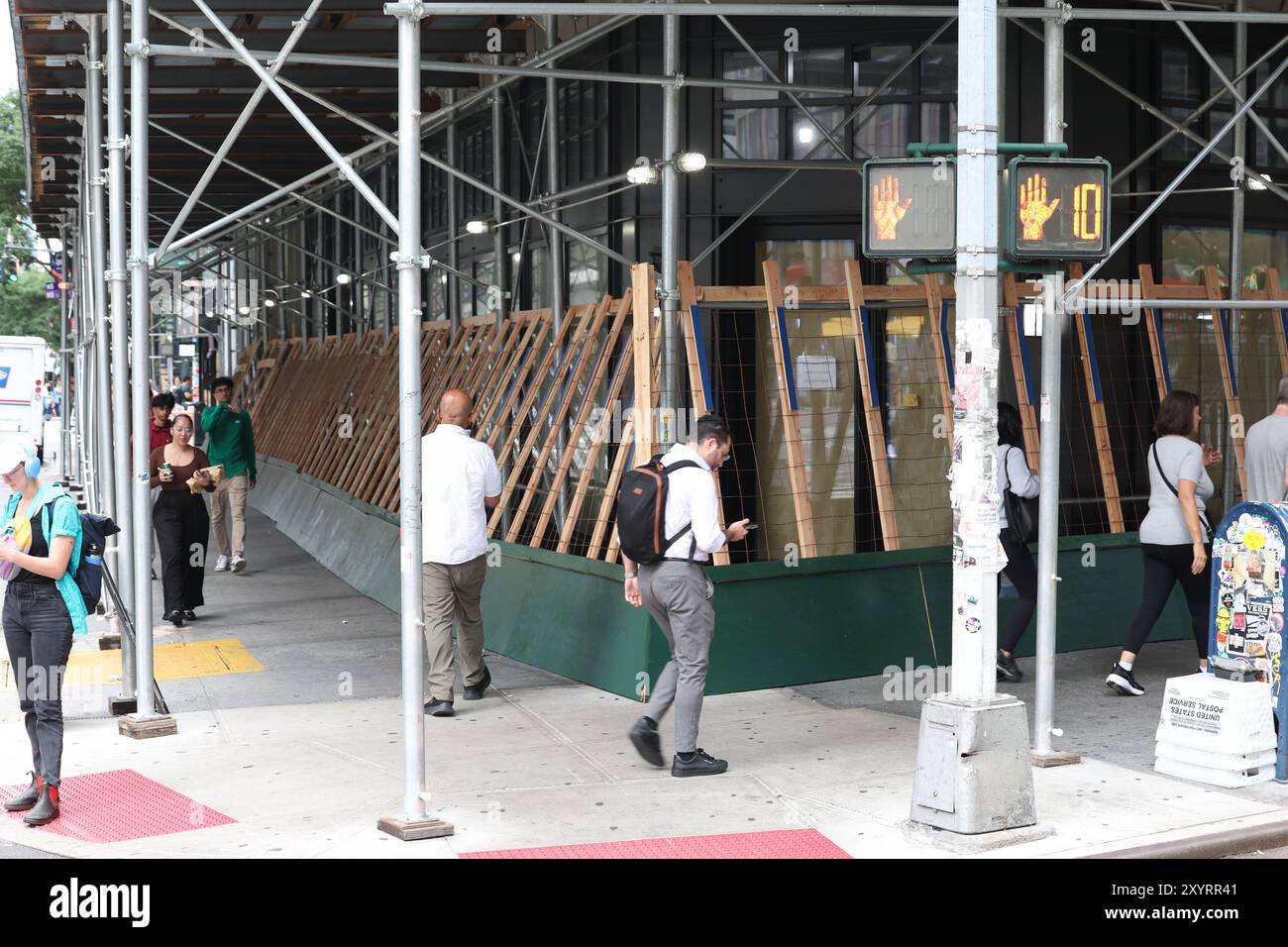 New york city garbage scaffold hi-res stock photography and images - Alamy