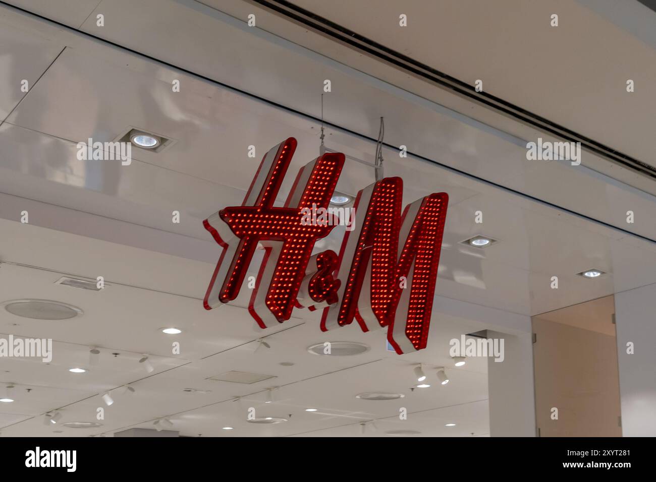H and m store hi res stock photography and images Alamy
