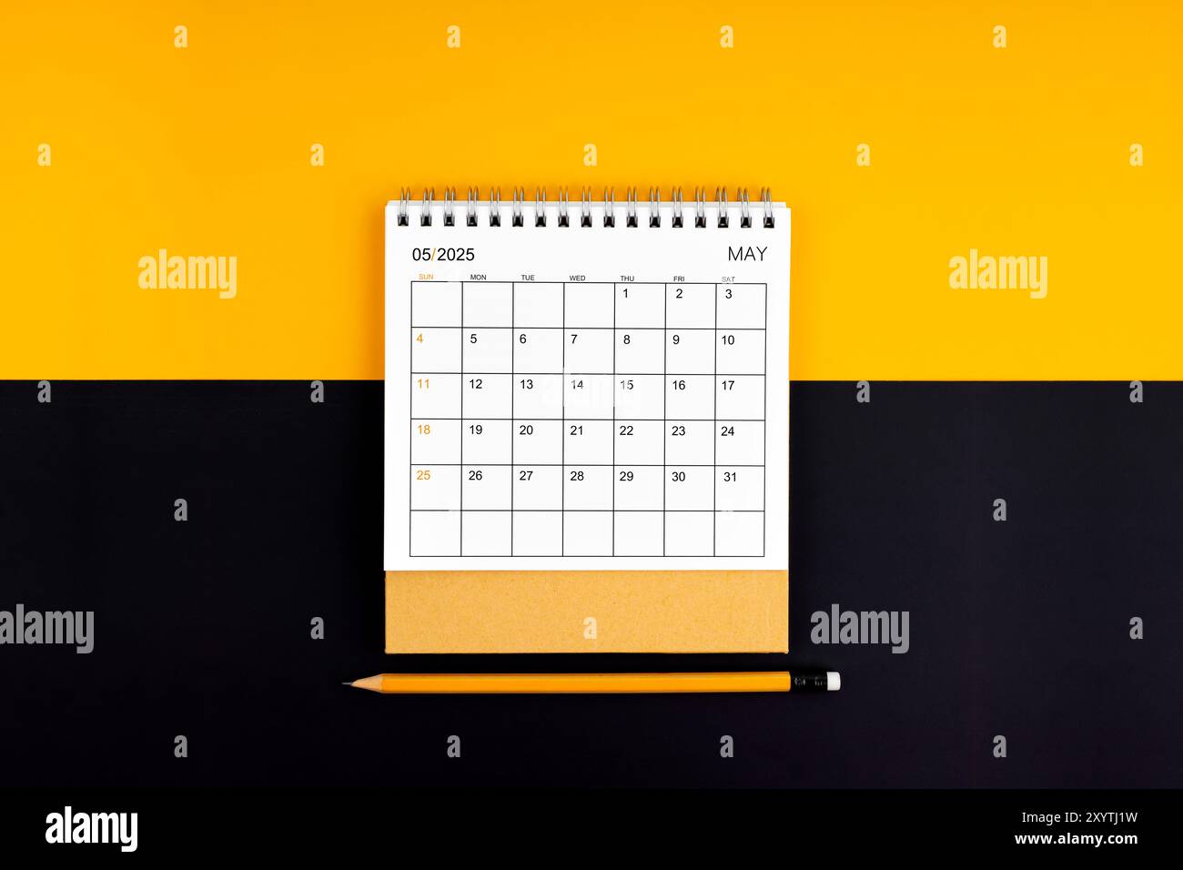 2025-desk-calendar-hi-res-stock-photography-and-images-alamy
