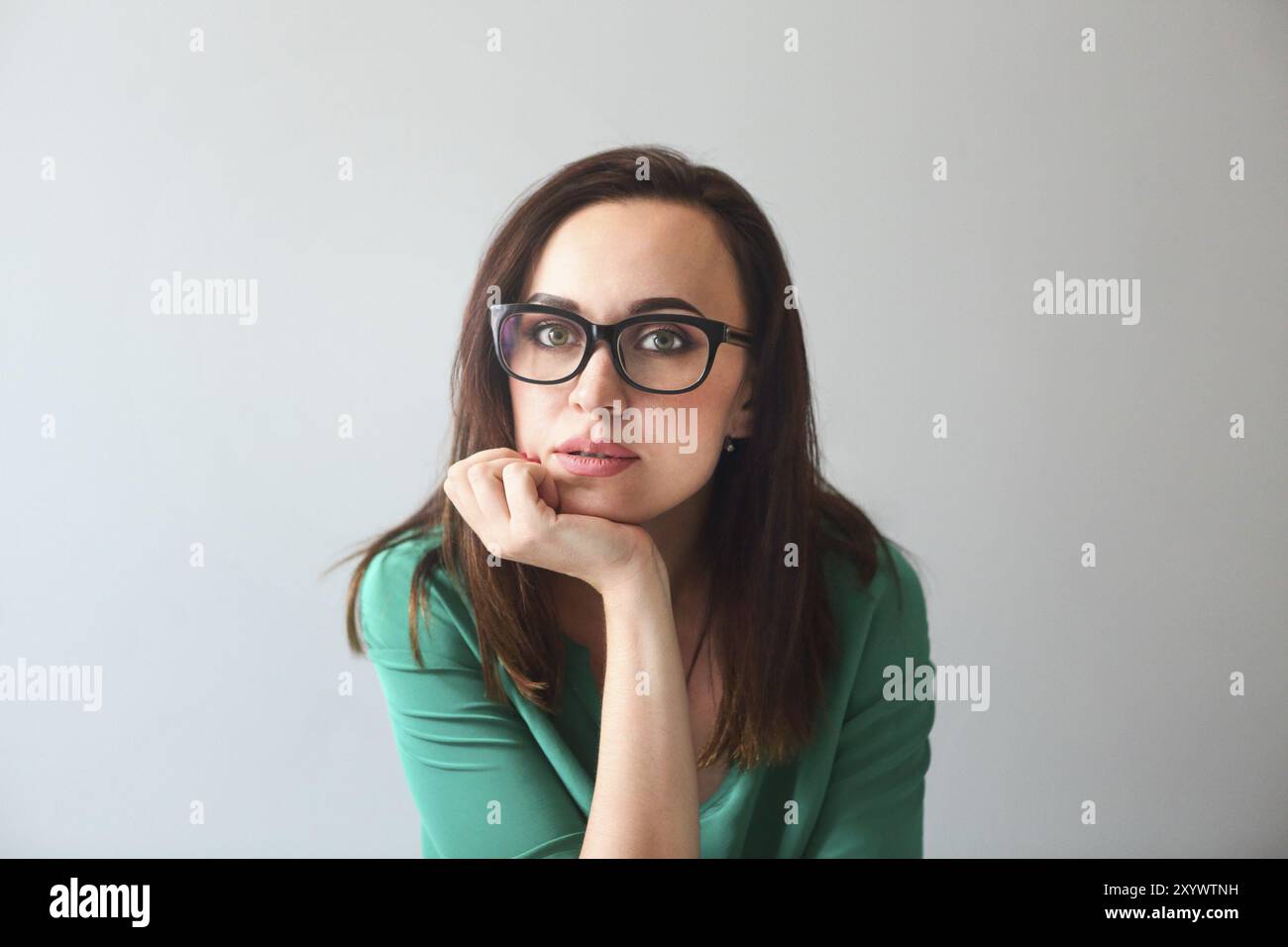 Young woman sitting on the floor hi-res stock photography and images ...