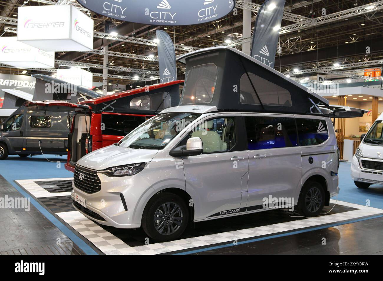 City by Dreamer City Camp auf Basis Ford Transit Custom Caravan Salon Dusseldorf 31.08. 08.09.2024 Fachbesuchertag 30.08.2024 Messe Dusseldorf Weltleitmesse fur mobiles Reisen weltgroBte Messe fur Rei...