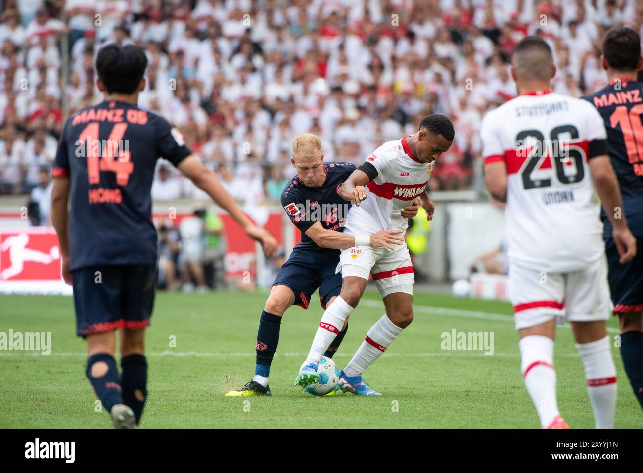 Andreas Hanche Olsen (FSV Mainz 05, #25) im Zweikampf mit Jamie 