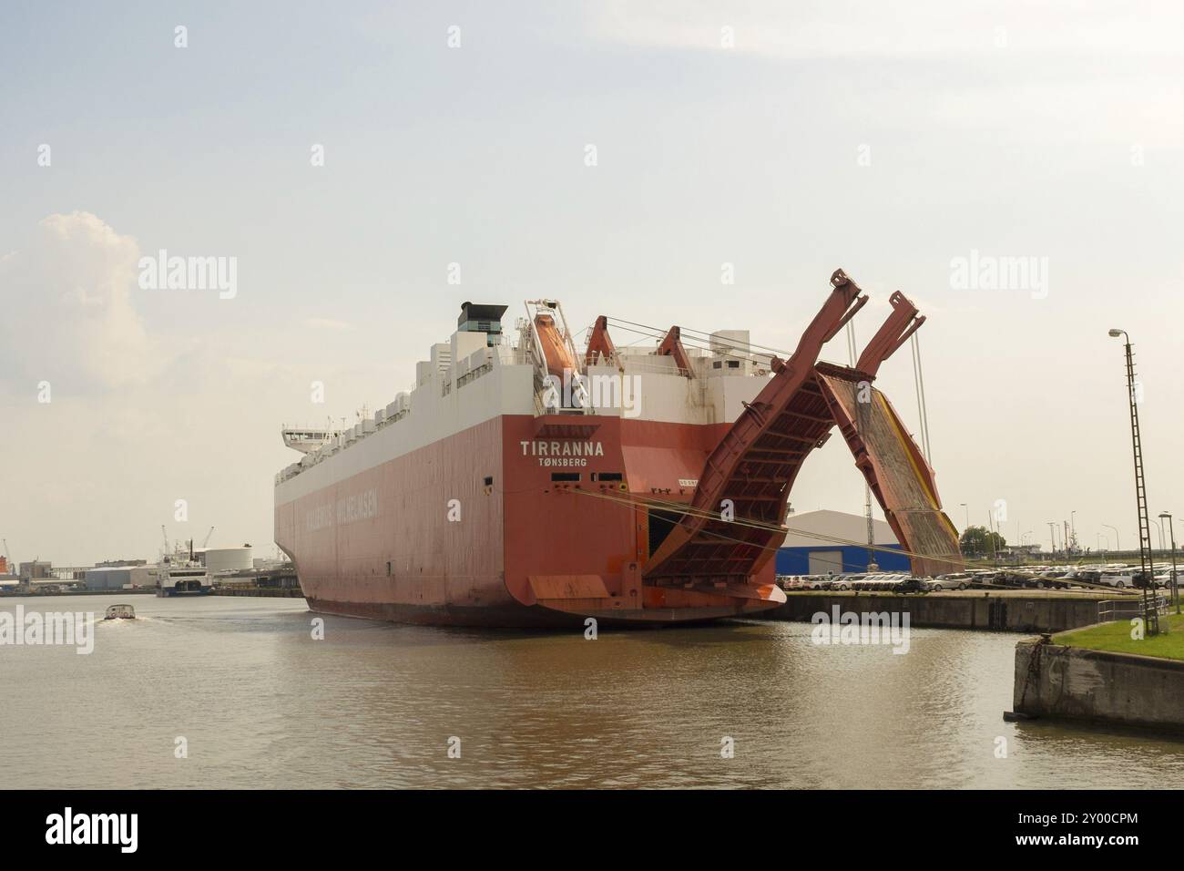 Pier vessel hi-res stock photography and images - Alamy