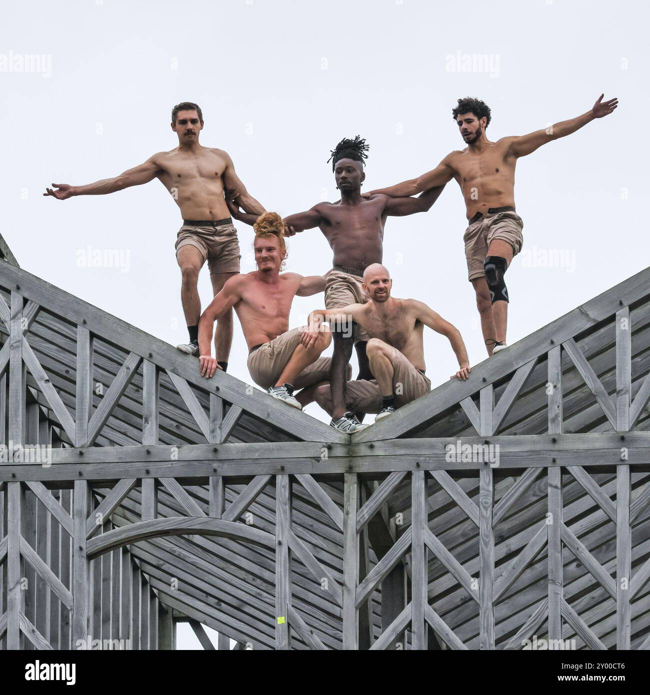 London, UK. 31st Aug, 2024. Five parkour performers from Compagnie Lézards Bleus take a journey through Greenwich Peninsula's architectural landscapes and buildings, with a large audience watching their every move. As their journey progresses Lézards Bleus confound expectations, creating a series of evolving images which transform our vision of public space. The performance is part of Greenwich   Docklands International Festival (GDIF) Credit: Imageplotter/Alamy Live News Stock Photo