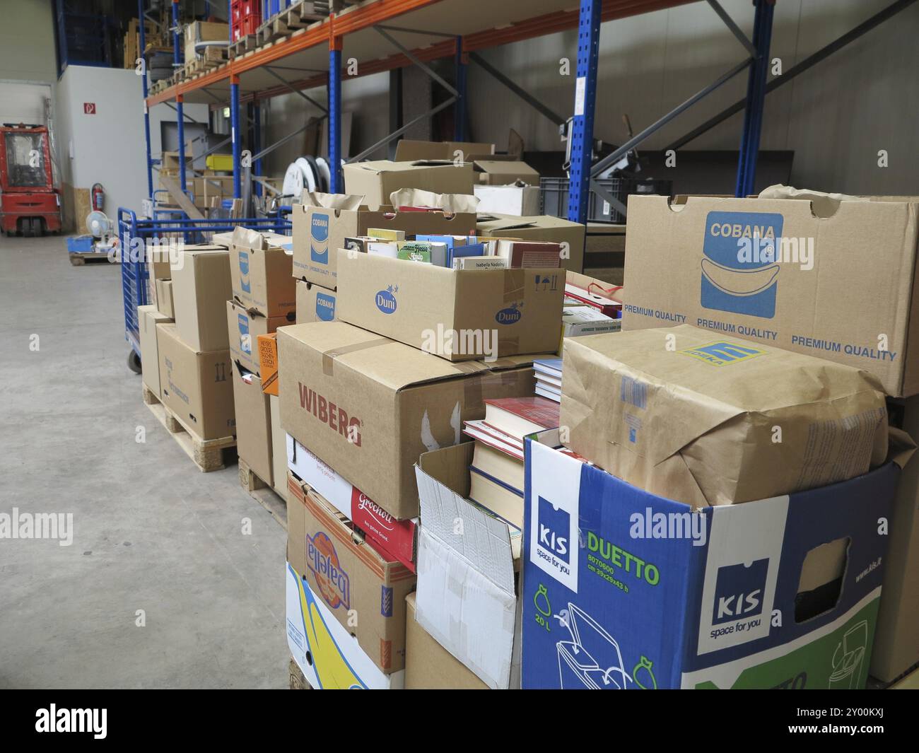 Boxes of booksellers hi-res stock photography and images - Alamy