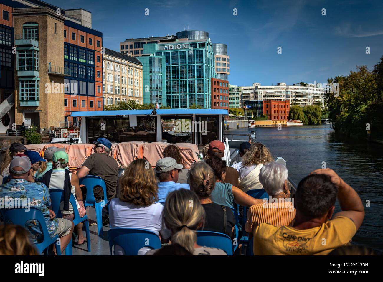 Berlin im Sommer 2024 mit dem Dampfer auf der Spree Hotel Abion am Spreebogen - 31.08.2024 Dampfer *** Berlin in summer 2024 with the steamer on the Spree Hotel Abion am Spreebogen 31 08 2024 Steamer Stock Photo