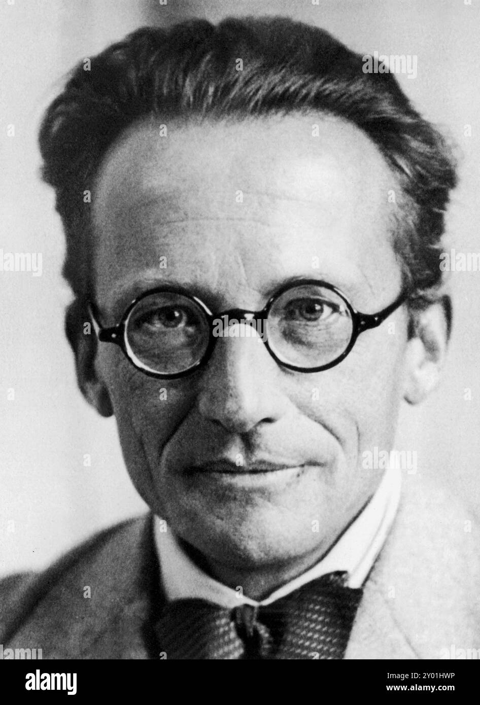 1933 c, AUSTRIA : The austrian and naturalized Irish  physicist Erwin Schrödinger ( Schroedinger or Schrodinger , 1887 - 1961 ). PHYSICS NOBEL PRIZE winner in 1933  for fundamental results in Quantum Theory . Unknown photographer . - HISTORY - FOTO STORICHE - TEORIA QUANTICA - DEI QUANTI - FISICA - FISICO - SCIENZA - SCIENCE - PREMIO NOBEL - portrait - ritratto  - occhiali da vista - lens - papillon - tie bow - cravatta ---  ARCHIVIO GBB Stock Photo