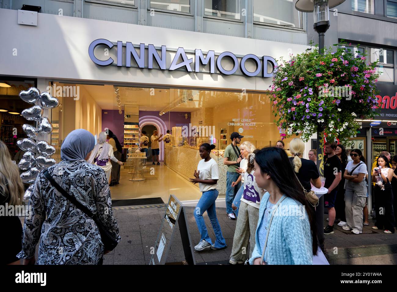 In Essen eröffnete am Samstag den 31. August 2024 eine Cinnamood Filiale. Sie verkaugen Zimtschnecken in sehr vielen Variationen. Die Leute standen Sc Stock Photo